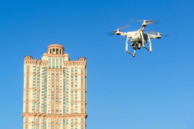 Drone quadricóptero no céu azul