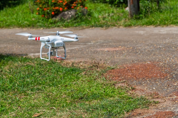 Drone de Quadrocopter con cámara volando