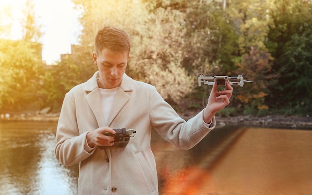 Drone quadrocopter despegando de manos de hombre al aire libre