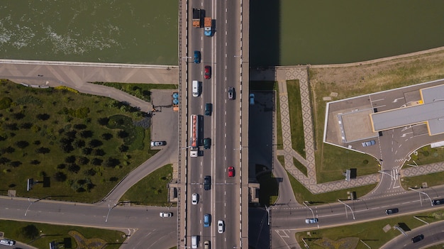 Drone's eye view do engarrafamento urbano na ponte