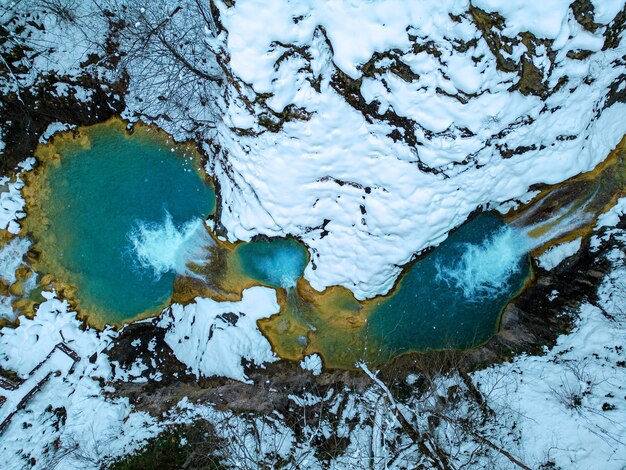 Drone Shot de Mavi Gol Giresun Turkey Blue Lake é turquesa com o efeito de pedras de cal e água com gás