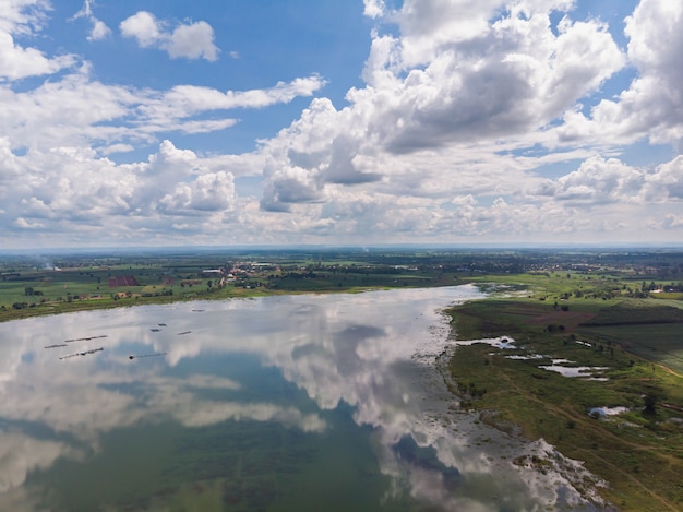 Drone shot vista aérea del paisaje escénico de la presa del embalse del río y el bosque
