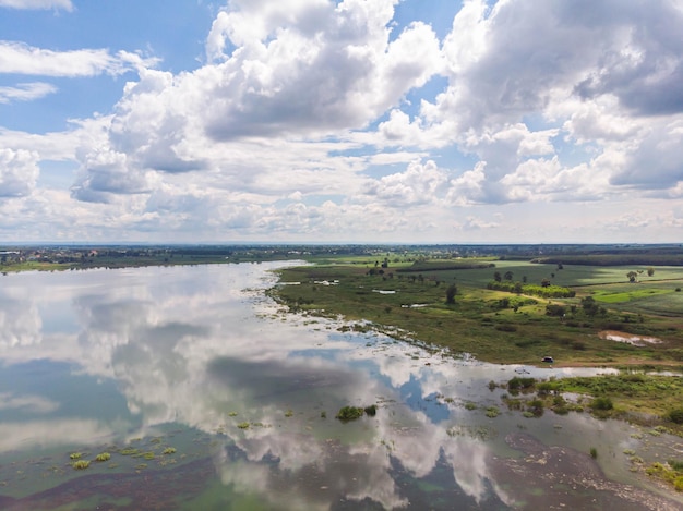 Drone shot vista aérea del paisaje escénico de la presa del embalse del río y el bosque