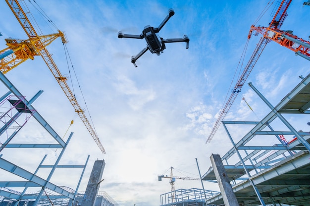 Drone sobre canteiro de obras