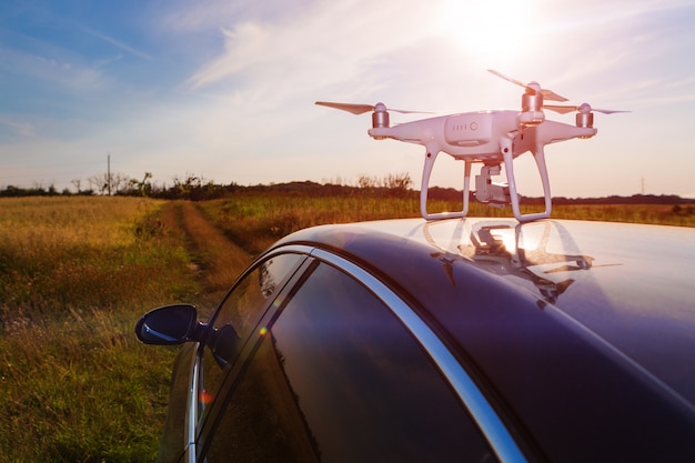 Foto drone en el techo del coche