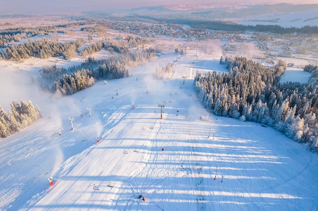 Drone View en Ski SLope en kotelnica Zakopane Polonia en el frío y soleado día de invierno