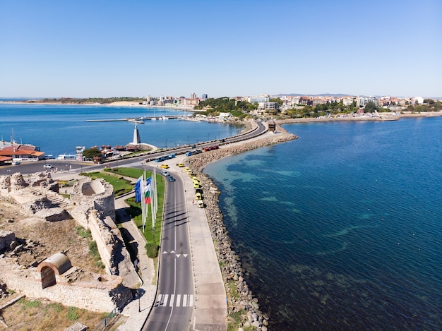 Drone vista aérea desde arriba de la antigua ciudad de Nessebar en el Mar Negro