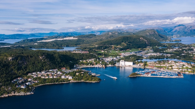 Drone vista da baía na Noruega