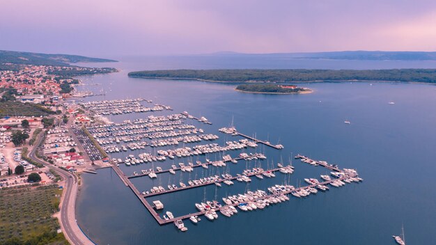 Drone vista del muelle en Punat, Croacia