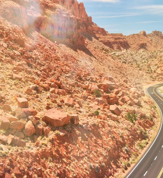 Drone vista del paisaje montañoso naranja cubierto de escasa vegetación y una carretera curva que crea un hermoso escenario de un Parque Nacional.