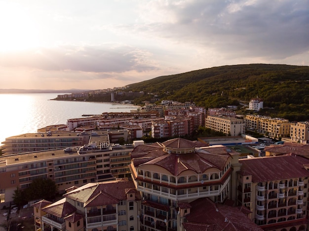 Drone vista de la puesta de sol del complejo turístico Elenite Bulgaria Hoteles modernos