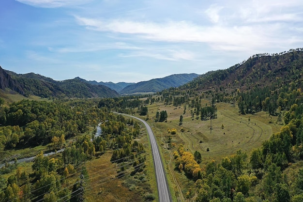 drone de vista superior de carretera de verano, fondo de paisaje de naturaleza