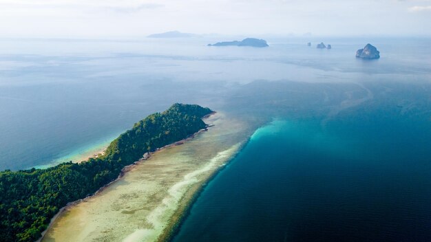 Drone vista superior Koh Kradan ilha tropical no Mar de Andaman Trang na Tailândia