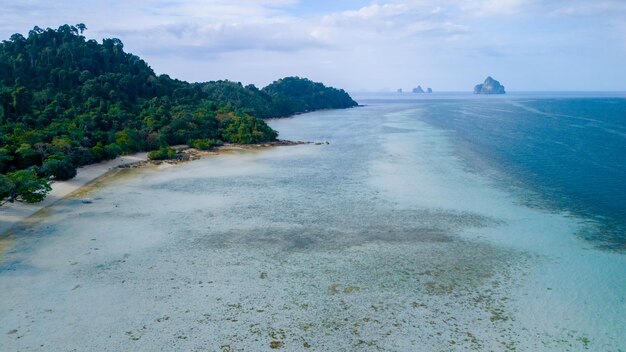 Drone vista superior Koh Kradan ilha tropical no Mar de Andaman Trang na Tailândia