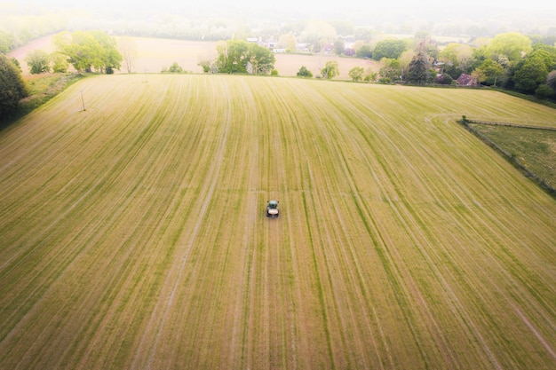 Drone vista de un tractor en un campo