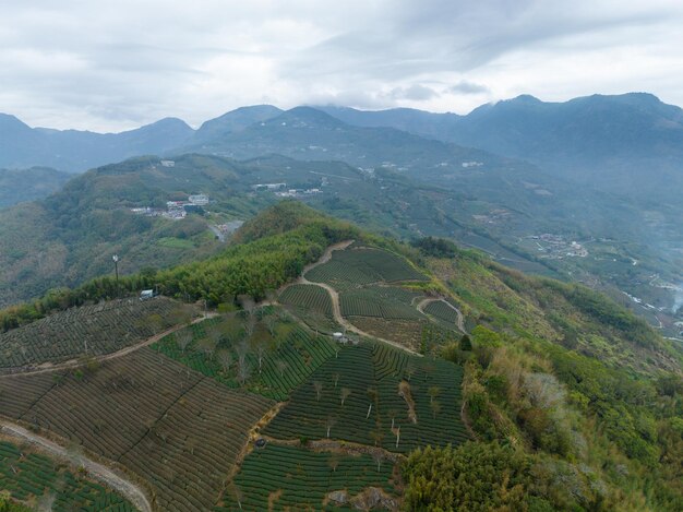 Foto drone voa sobre montanha no condado de chiayi, em taiwan
