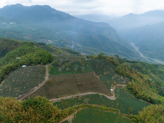 Foto drone voa sobre montanha no condado de chiayi, em taiwan