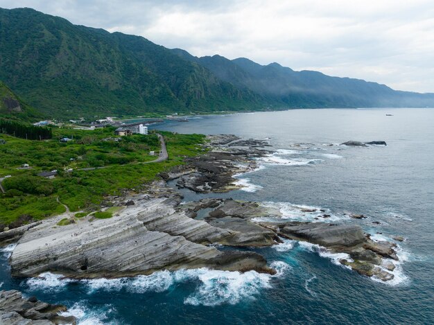 Drone voa sobre o campo de arroz Hualien de Taiwan sobre o mar no município de Fengbin Shitiping Coastal Stone Step Plain