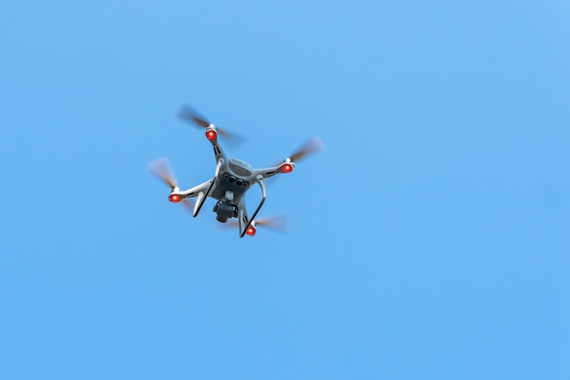 Drone voador com céu azul, nova tecnologia