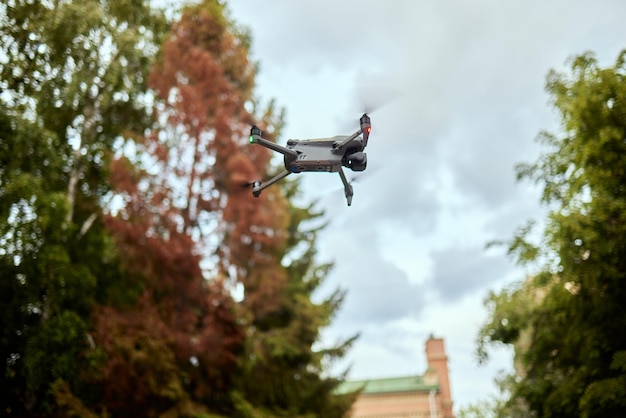 Drone voando no céu azul nublado