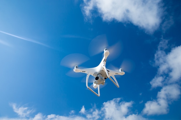 Drone voando no céu azul