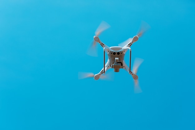 Drone voando no céu azul