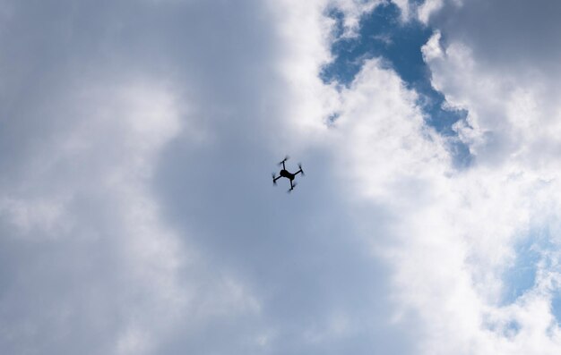 Drone voando no céu silhueta de drone quad copter