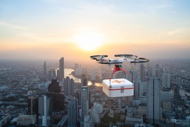 Drone voando pela cidade com pacote de primeiros socorros para socorristas Conceito futuro de tecnologia 5G