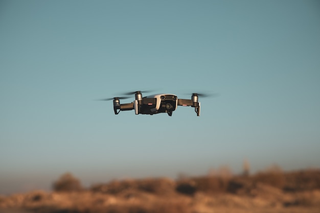 Drone volador en el cielo azul