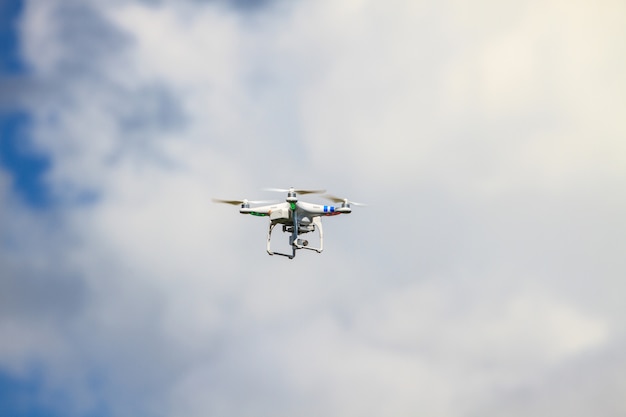 Drone volando con cámara en el cielo