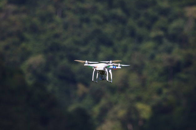 Drone volando con cámara en el cielo