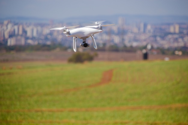 Drone volando en el campo. Concepto de tecnología en la granja.