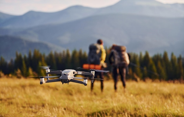 Drone volando cerca de jóvenes viajeros Majestuosas montañas de los Cárpatos Hermoso paisaje de naturaleza virgen