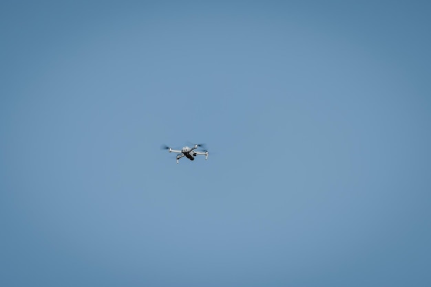 Foto drone volando en el cielo contra un fondo azul para el espacio de copia