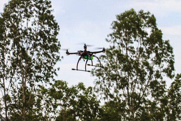 Drone volando en el cielo