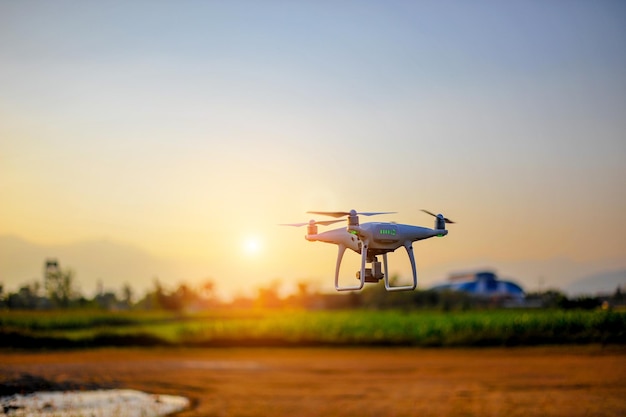 Drone volando contra el cielo durante la puesta de sol