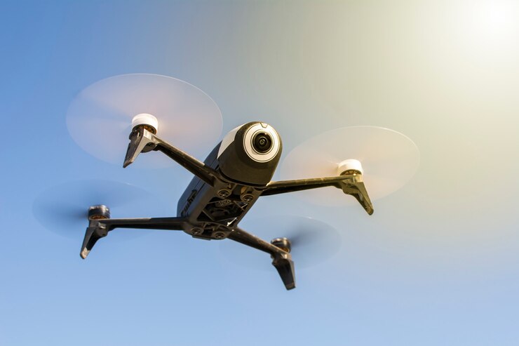 Drone volando con control remoto