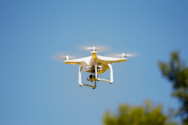 Drone volando en un día soleado