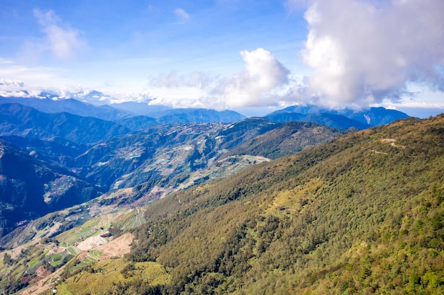 Drone volando hacia el hermoso e increíble monte famoso. Hehuan en Taiwán por encima de la cima de la colina, toma de vista aérea.