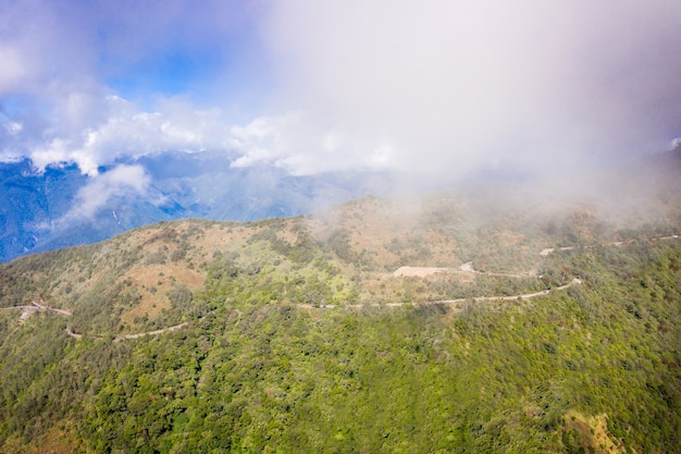 Drone volando hacia el hermoso e increíble monte famoso. Hehuan en Taiwán por encima de la cima de la colina, toma de vista aérea.