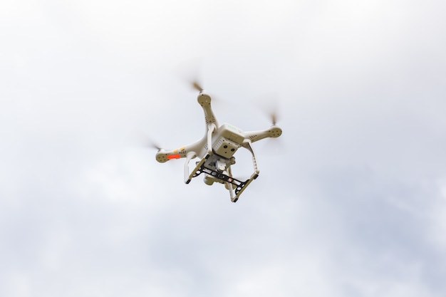 Drone volando en la naturaleza