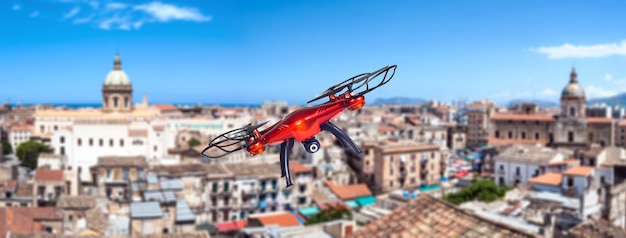 Drone volando sobre la ciudad. Palermo sicilia