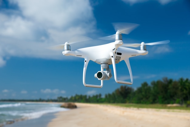 Drone volando sobre el hermoso mar