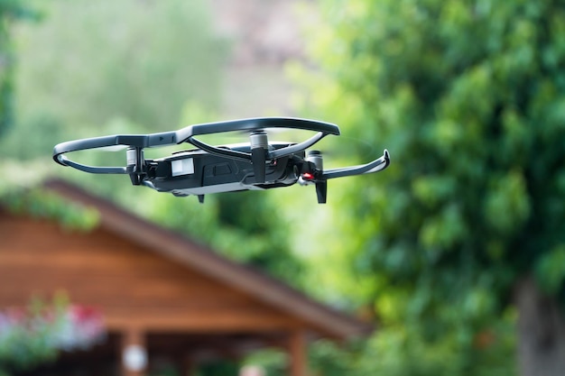 Drone volando sobre la naturaleza verde