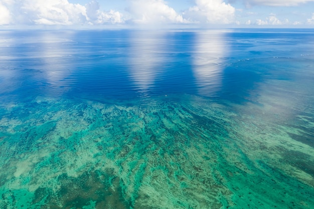 Drone vuela sobre el mar en la isla de ishigaki