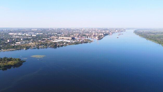 Drone vuela sobre el río ondulante de color azul