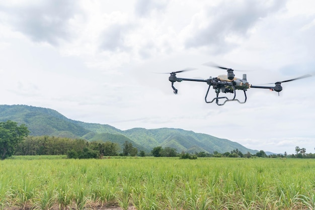 Foto drones agrícolas rocían fertilizantes en campos de arroz concepto de granja inteligente