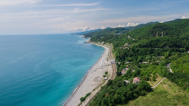 Drones Eye View - estrada sinuosa da passagem da alta montanha para Sochi, Rússia. Grande viagem.