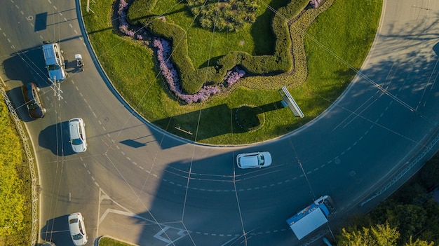 Drones Eye View: vista superior de atasco de tráfico, concepto de transporte, vista aérea de cruce de intersección de rotonda desde arriba