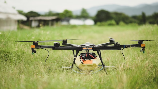 Drones para la pulverización de productos químicos agrícolas, agricultura moderna, tecnología agrícola.